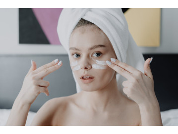 Zmarszczki pod oczami – jak skutecznie im przeciwdziałać i zniwelować ich widoczność?