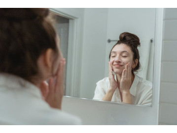 Czym myć twarz – podstawa świadomej pielęgnacji skóry