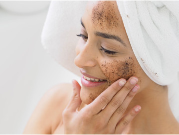 Peeling do twarzy – klucz do zdrowej i promiennej skóry