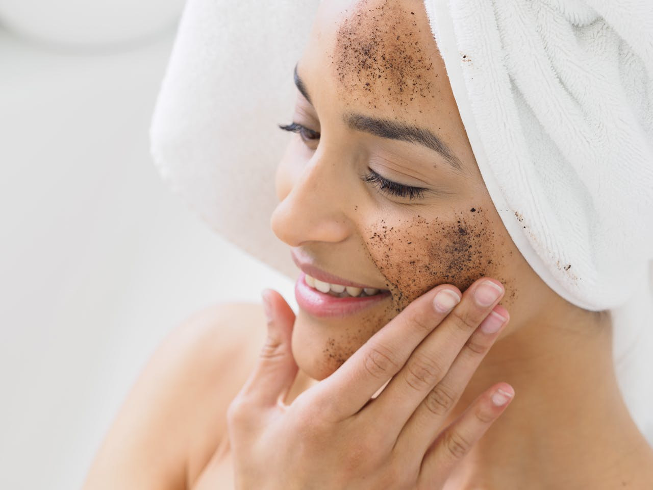 Peeling do twarzy – klucz do zdrowej i promiennej skóry