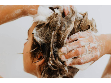 Jak myć włosy? Najlepsze metody i porady dla każdego typu włosów