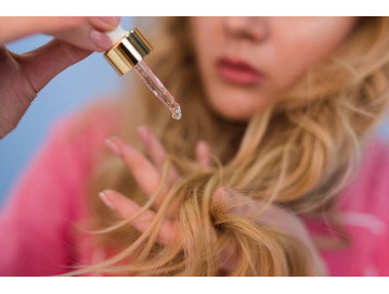 Olejek rozmarynowy na włosy – skuteczny sposób na wzmocnienie i porost