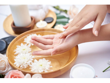 Jak odmłodzić dłonie? Sprawdzone metody i kosmetyki, które działają!