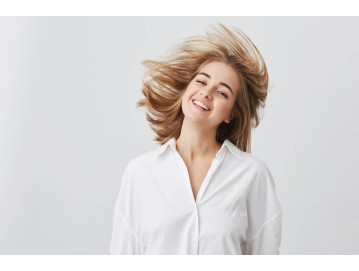 Jak wygładzić puszące się włosy - kompletny przewodnik po pielęgnacji